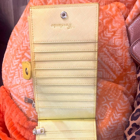 SUPER CUTE PASTEL YELLOW WALLET - Picture 5 of 9